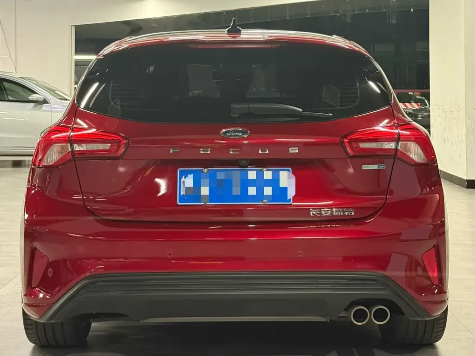 Ford Focus hatchback EcoBoost 180 automatic ST Line 2023 — миниатюра 2