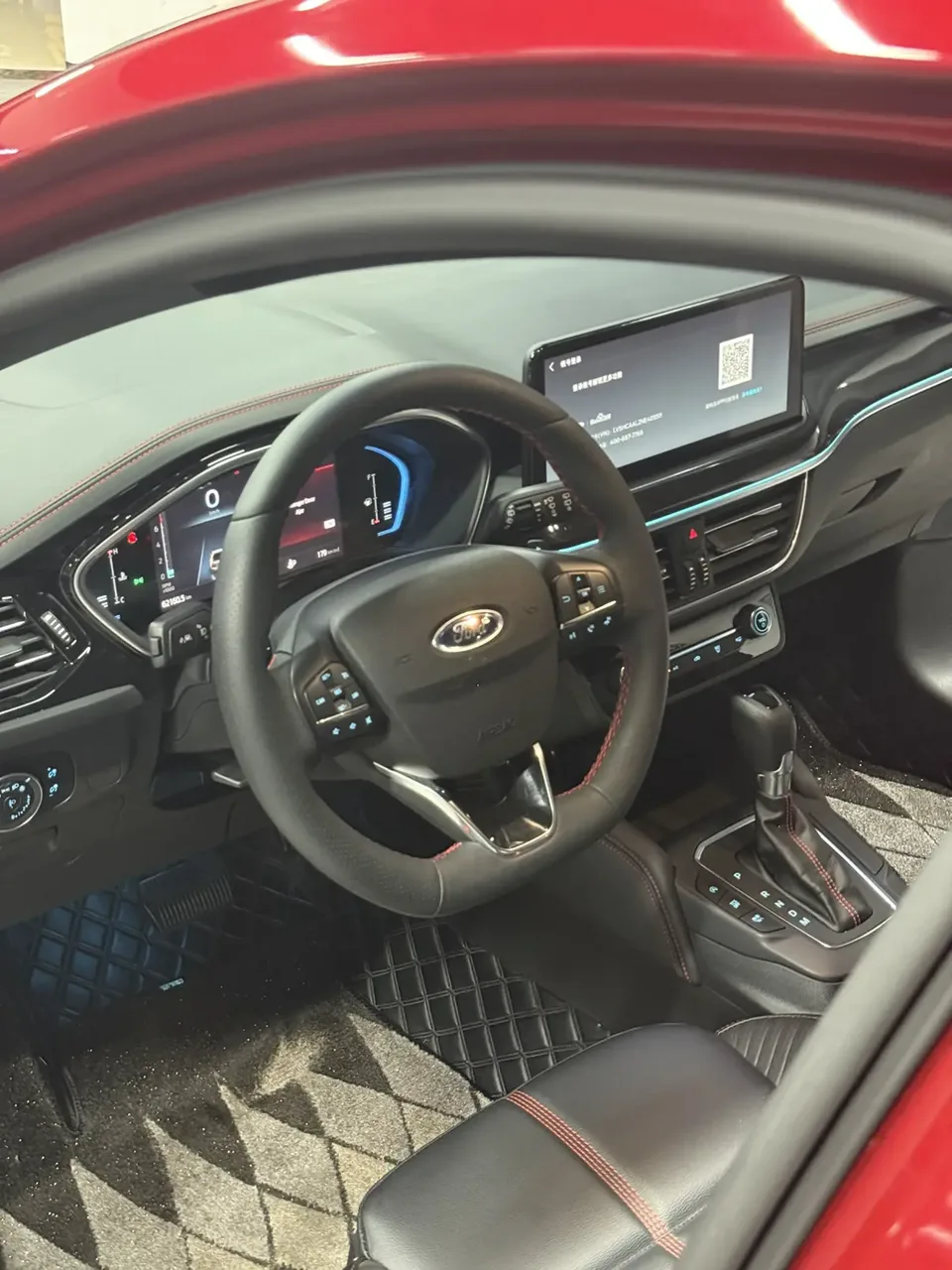 Ford Focus hatchback EcoBoost 180 automatic ST Line 2023 — миниатюра 5