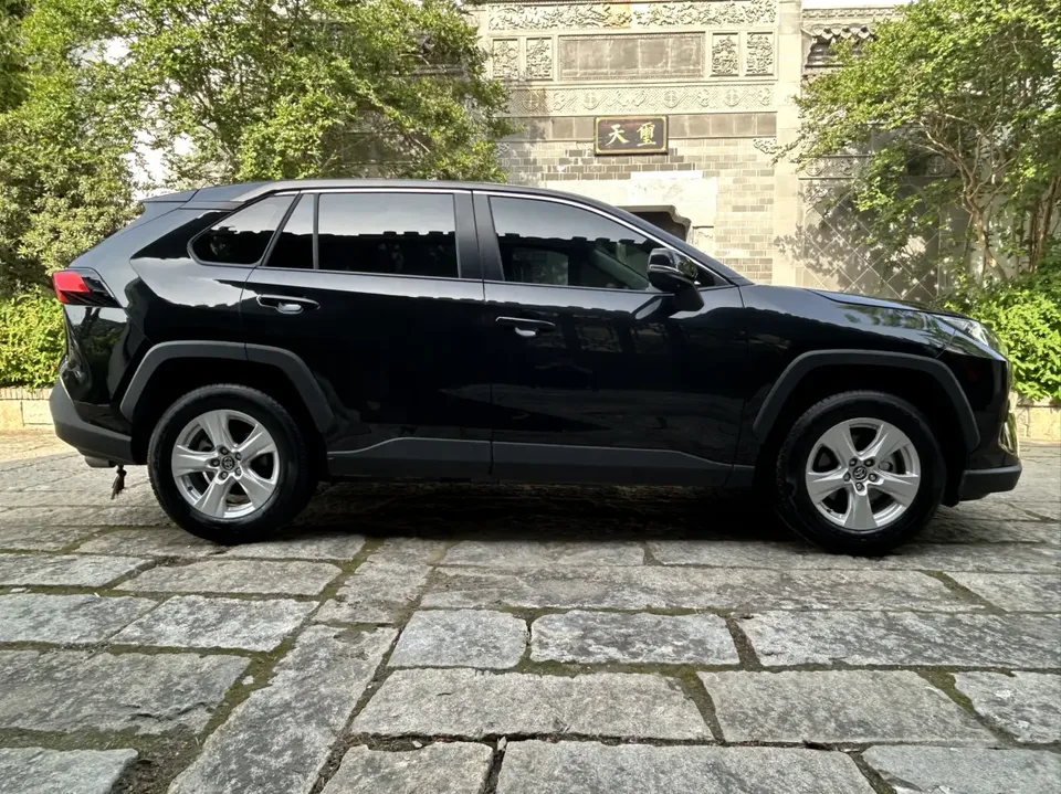 Toyota RAV4 2.0L CVT 2WD Urban Edition 2025 — миниатюра 2