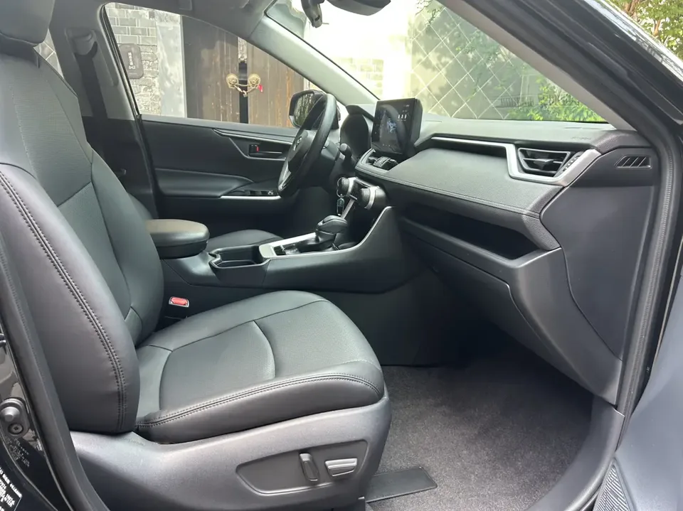 Toyota RAV4 2.0L CVT 2WD Urban Edition 2025 — миниатюра 3