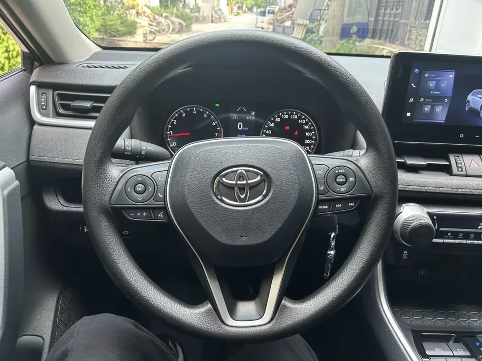 Toyota RAV4 2.0L CVT 2WD Urban Edition 2025 — миниатюра 4