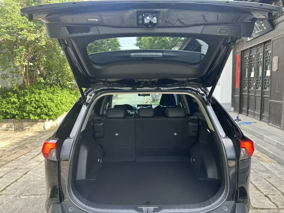 Toyota RAV4 2.0L CVT 2WD Urban Edition 2025 — миниатюра 5