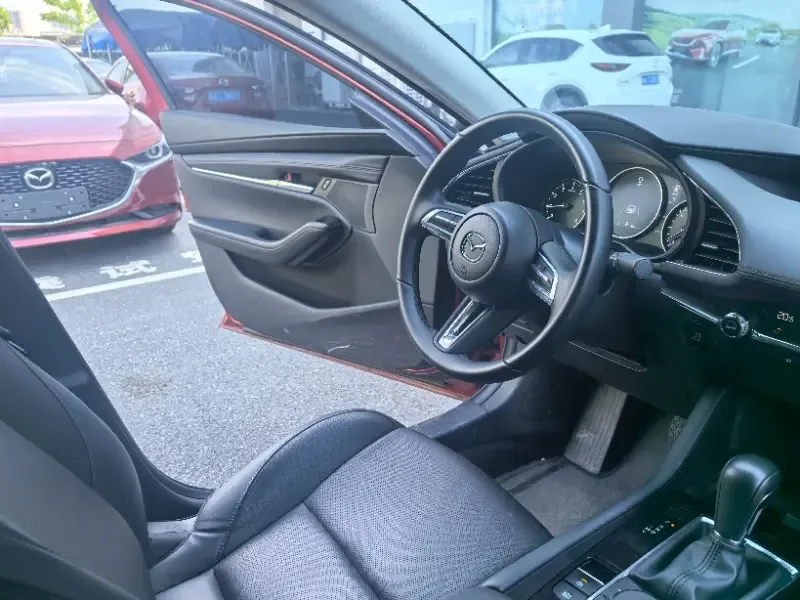 Mazda Axela Mazda3 2023 2.0L Automatic Premium Edition 2025 — миниатюра 4