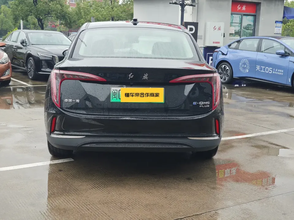 Hongqi E-QM5 Basic Travel Edition 2023 — миниатюра 2