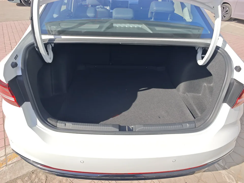 Volkswagen Lavida Lavida 2024 300TSI DSG Starry Sky Leading Edition 2025 — миниатюра 3