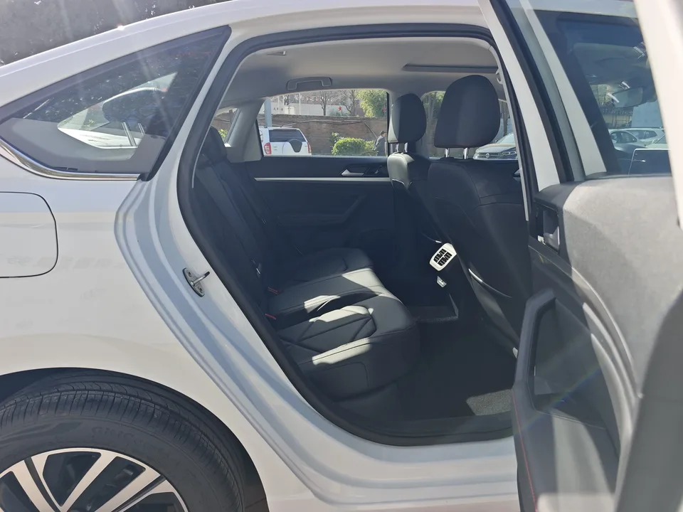 Volkswagen Lavida Lavida 2024 300TSI DSG Starry Sky Leading Edition 2025 — миниатюра 5
