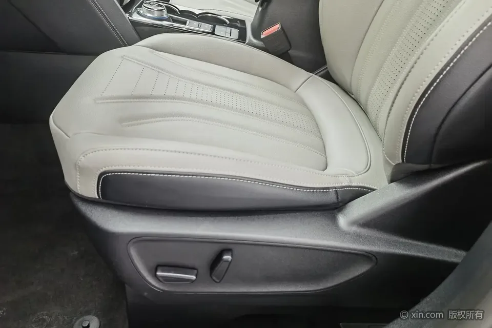Ford Escape 2024 EcoBoost 245 2WD Premium Edition 2024 — миниатюра 4