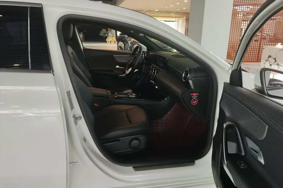 Mercedes-Benz Mercedes Benz A Class Mercedes-Benz A-Class 2024 A 180 L 2024 — миниатюра 3