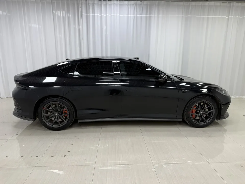 Zhiji L6 Max Standard Edition 75kWh 2025 — миниатюра 2