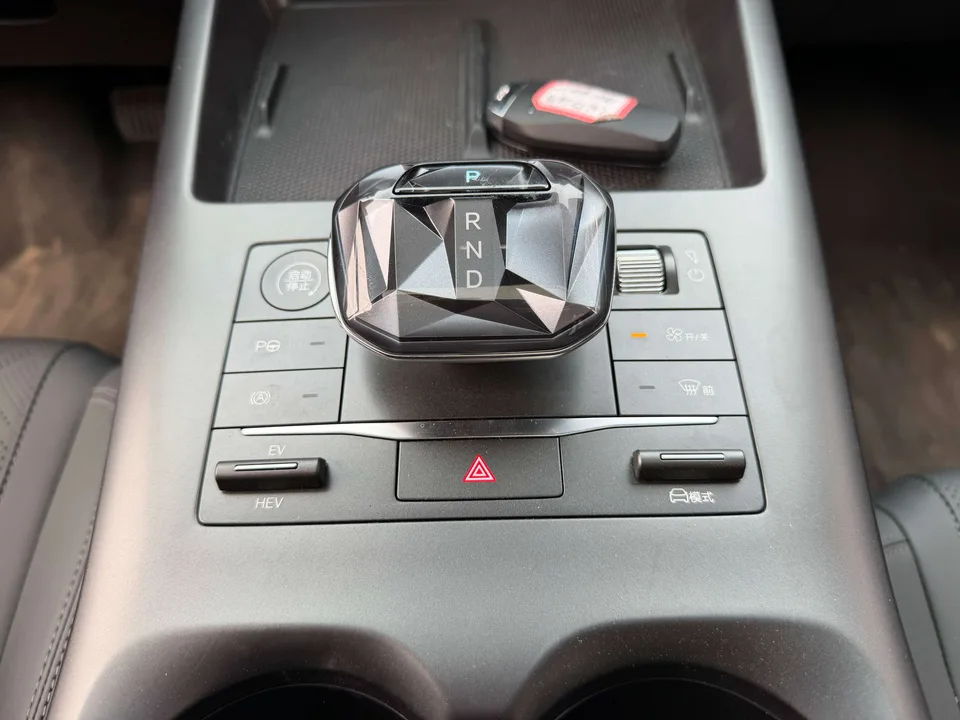 BYD Qin PLUS DM Intelligent Driving Edition DM-i 55KM Beyond Edition 2025 — миниатюра 3