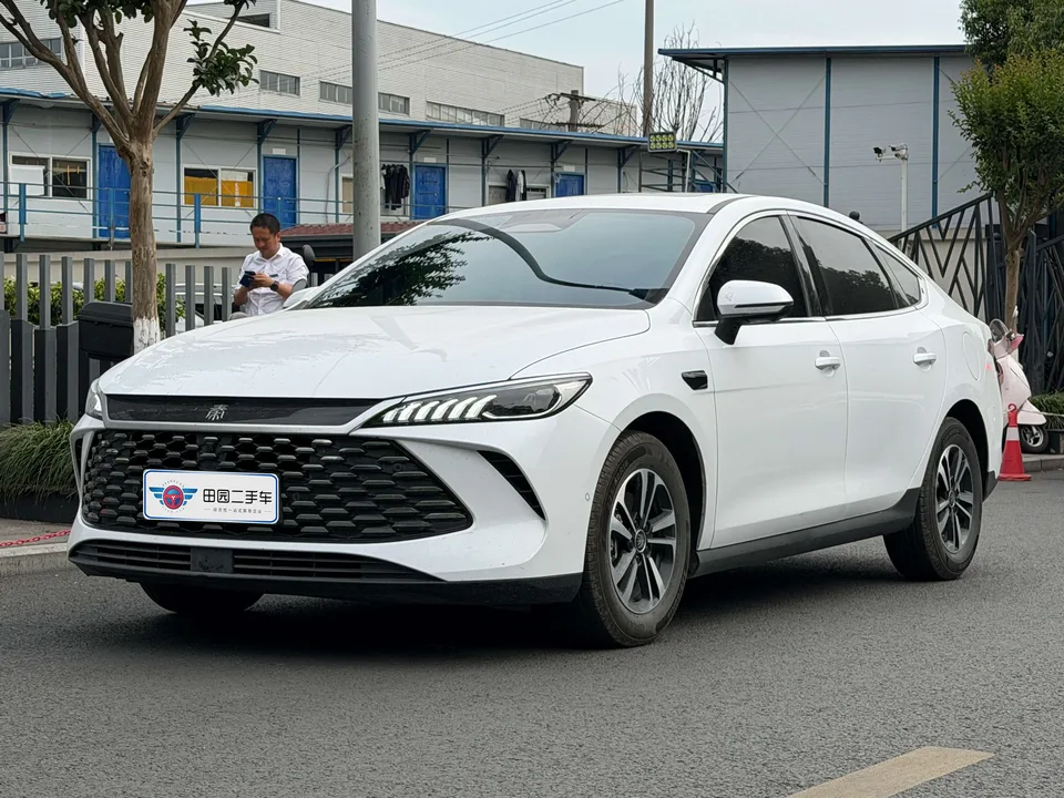 BYD Qin PLUS DM Intelligent Driving Edition DM-i 55KM Beyond Edition 2025 — фото 1, купить с доставкой в Москву