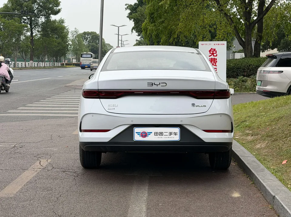 BYD Qin PLUS DM Intelligent Driving Edition DM-i 55KM Leading Edition 2025 — миниатюра 2