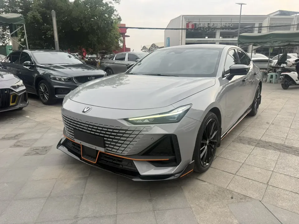Changan UNI-V 1.5T exclusive model 2023 — фото 1, купить с доставкой в Москву