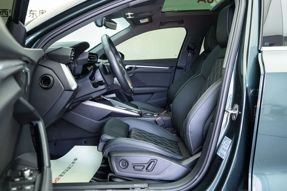 Audi A3 Audi A3 2025 A3L Limousine 35 TFSI Flying Spur Premium Edition 2025 — миниатюра 5