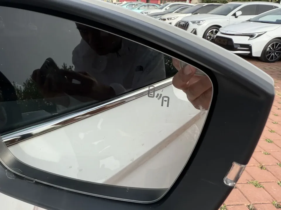Skoda Karoq Korok 2022 TSI280 Luxury Edition 2022 — thumbnail 3