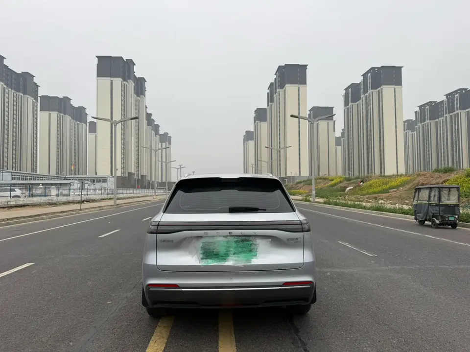 Geely Galaxy Starship 7 EM-i Galaxy Starship 7 EM-i 2025 120KM Pilot Edition 2024 — миниатюра 2