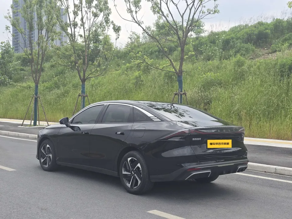 Geely Galaxy L6 Longteng Edition 1.5T DHT 125km PLUS 2024 — миниатюра 2