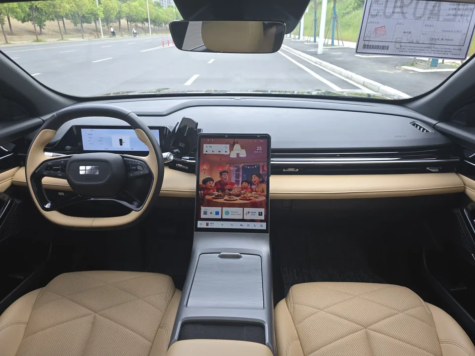 Geely Galaxy L6 Longteng Edition 1.5T DHT 125km PLUS 2024 — миниатюра 4