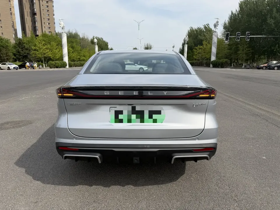 Geely Galaxy L6 1.5 EM-i DHT 140KM Starship Edition 2025 — миниатюра 2