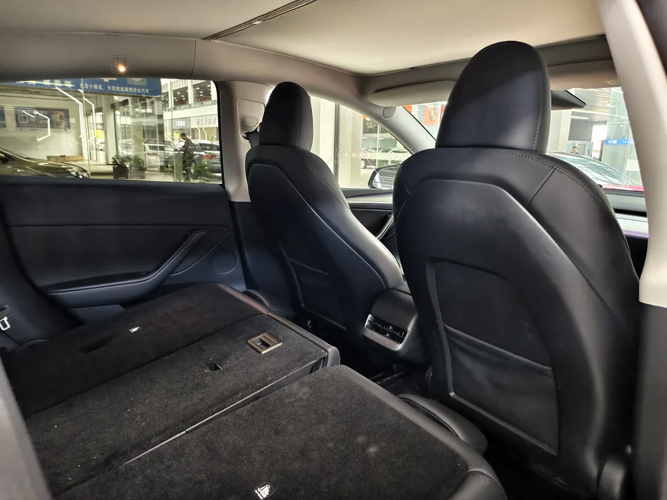 Tesla Model Y facelift rear-wheel drive version 2023 — миниатюра 3