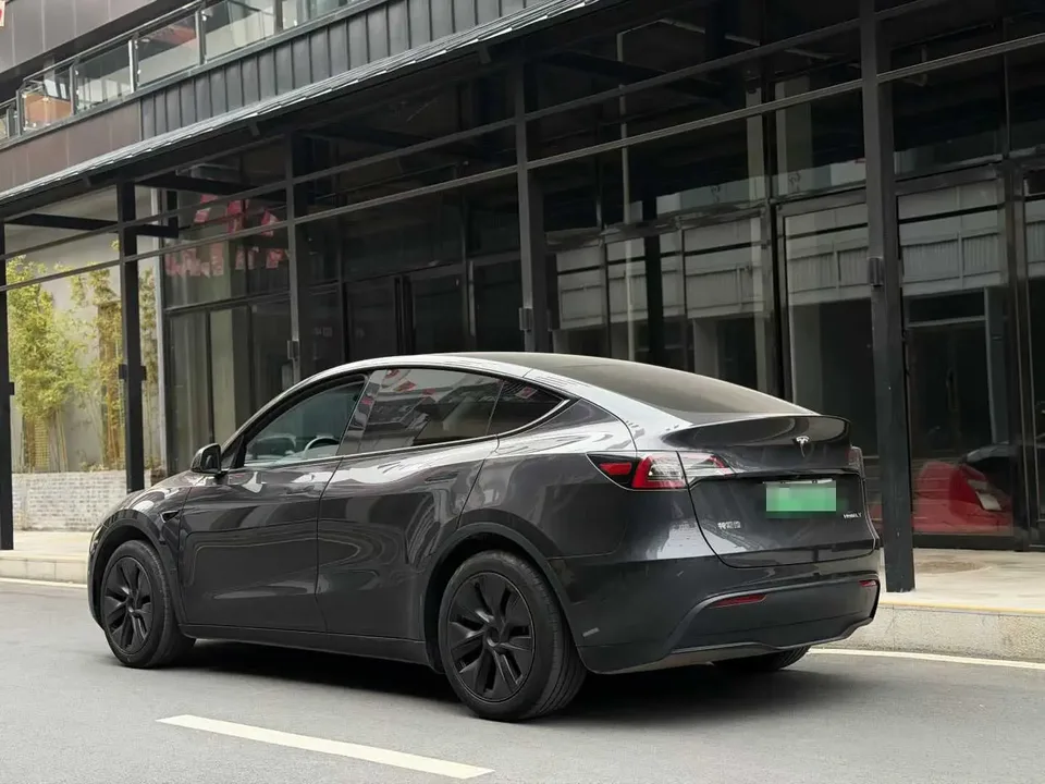 Tesla Model Y rear-wheel drive version 2024 — миниатюра 4