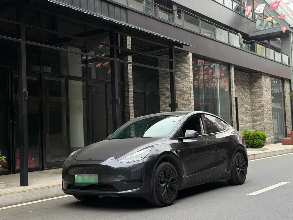 Tesla Model Y rear-wheel drive version 2024 — фото 1, купить с доставкой в Москву