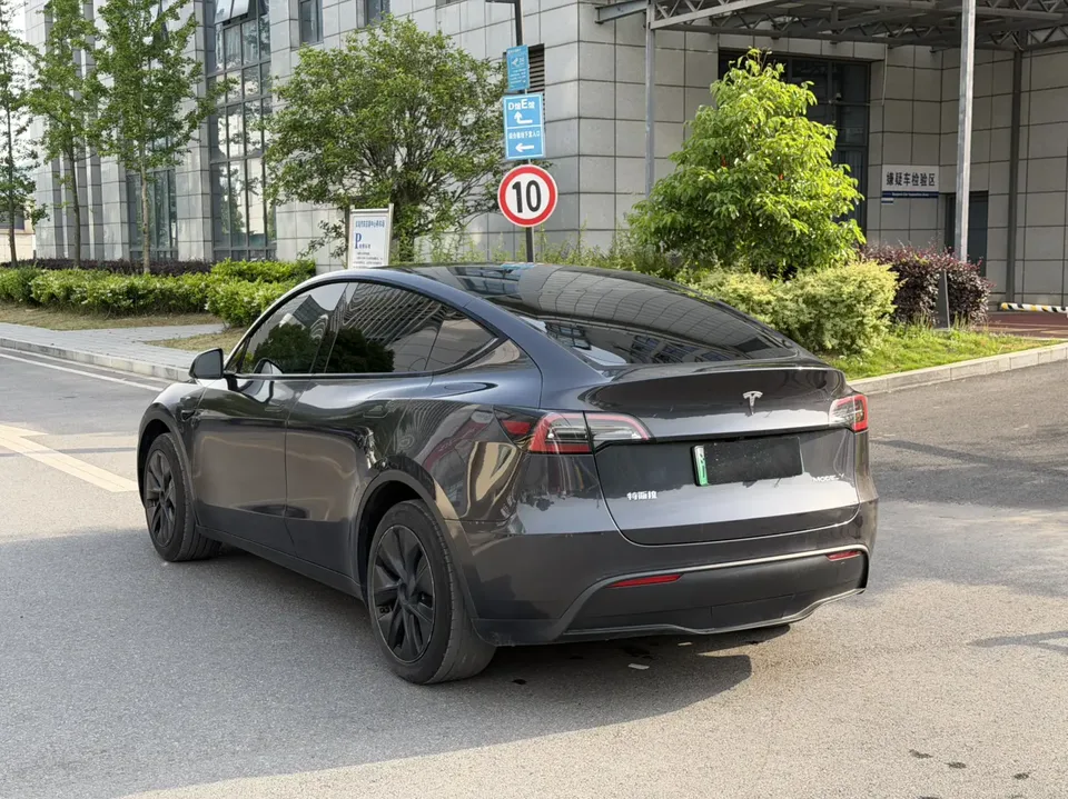 Tesla Model Y rear-wheel drive version 2024 — миниатюра 2