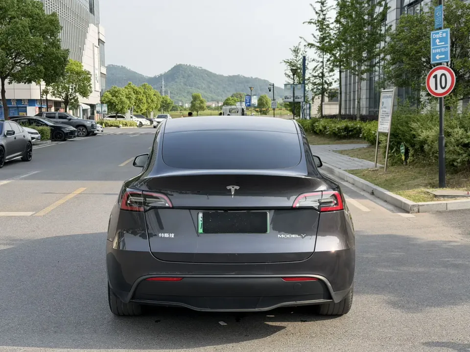 Tesla Model Y rear-wheel drive version 2024 — миниатюра 5