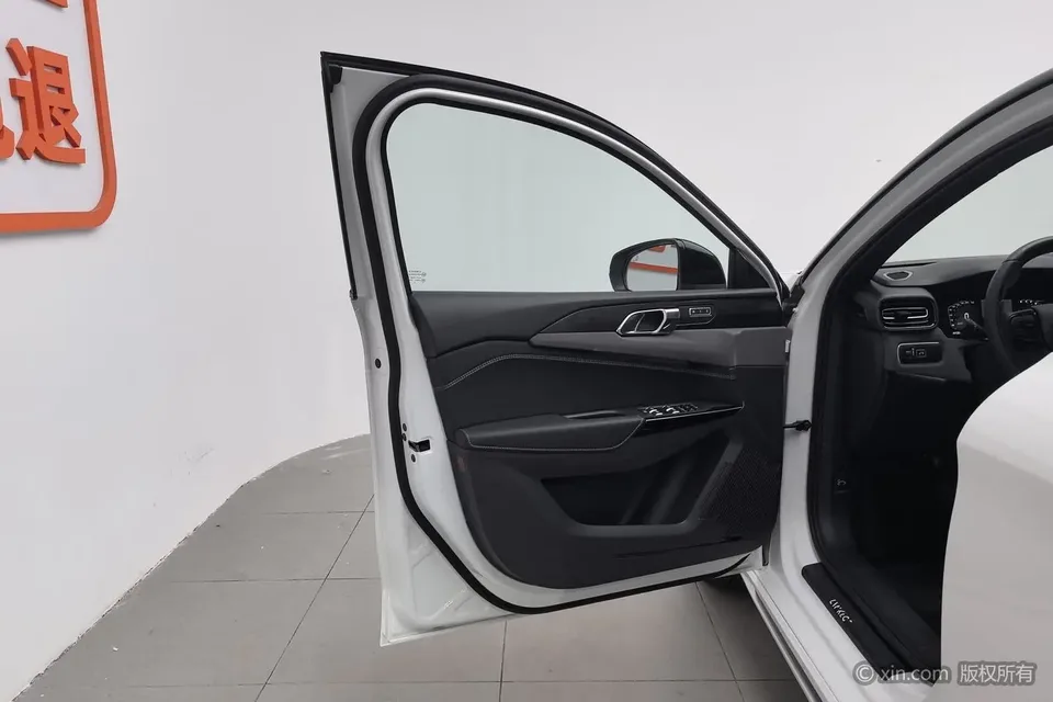 Lynk & Co 02 Hatchback 2.0TD Hatchback Pro 2023 — миниатюра 4