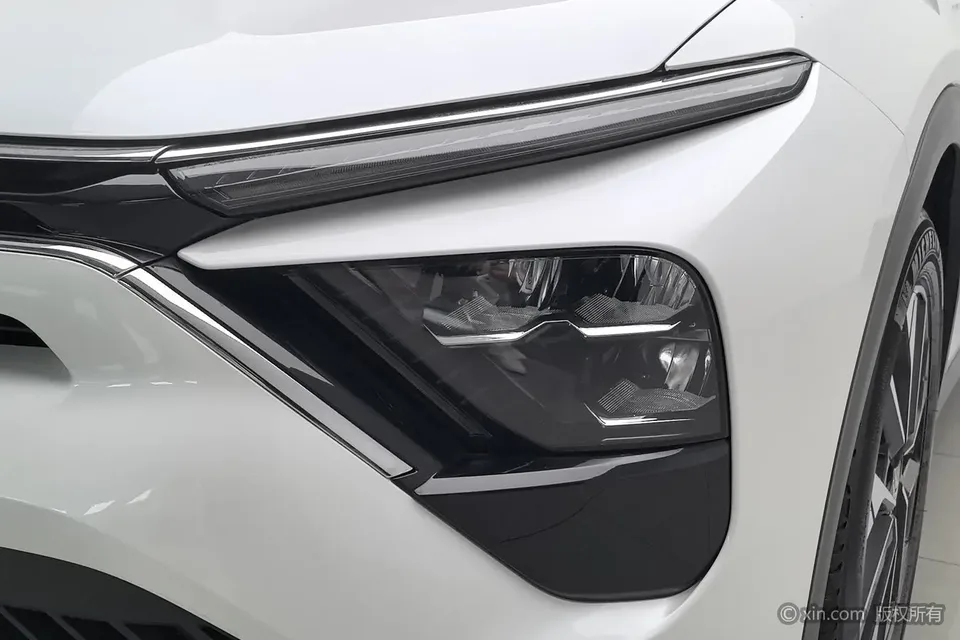 Citroen Versailles C5 X 1.6T Enjoy Extraordinary 2025 — миниатюра 2