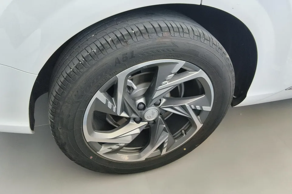 Hongqi HS3 PHEV 115km Jinwei Edition 2025 — миниатюра 2