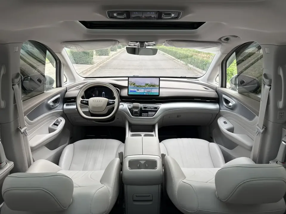 Roewe iMAX8 DMH 1.5T Land Rover Premium Edition 2025 — миниатюра 3