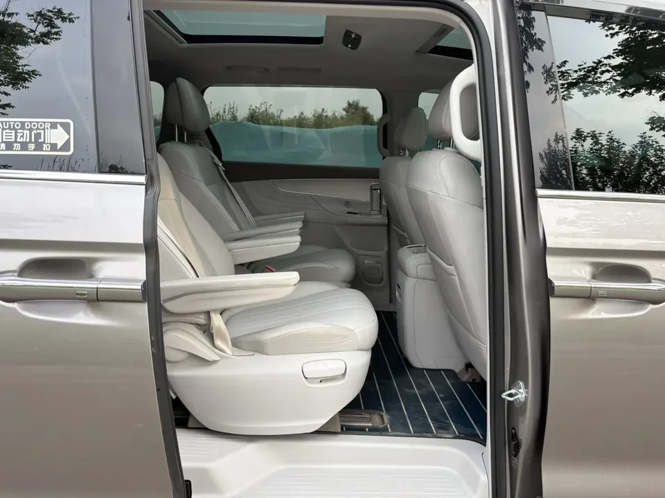 Roewe iMAX8 DMH 1.5T Land Rover Premium Edition 2025 — миниатюра 4