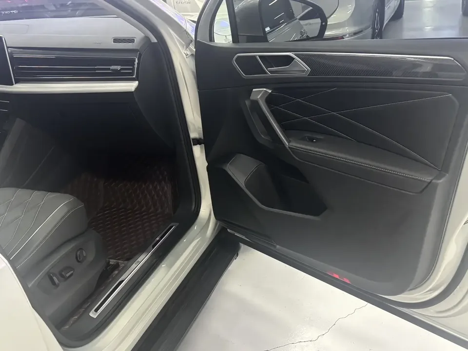 Volkswagen Tiguan L Tiguan L 2022 330TSI Automatic 2WD R-Line Enjoy Edition 2022 — миниатюра 2