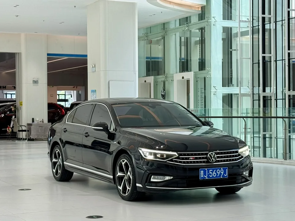 Volkswagen Magotan Magotan 2023 2 million commemorative edition 330TSI DSG luxury model 2023 — миниатюра 2