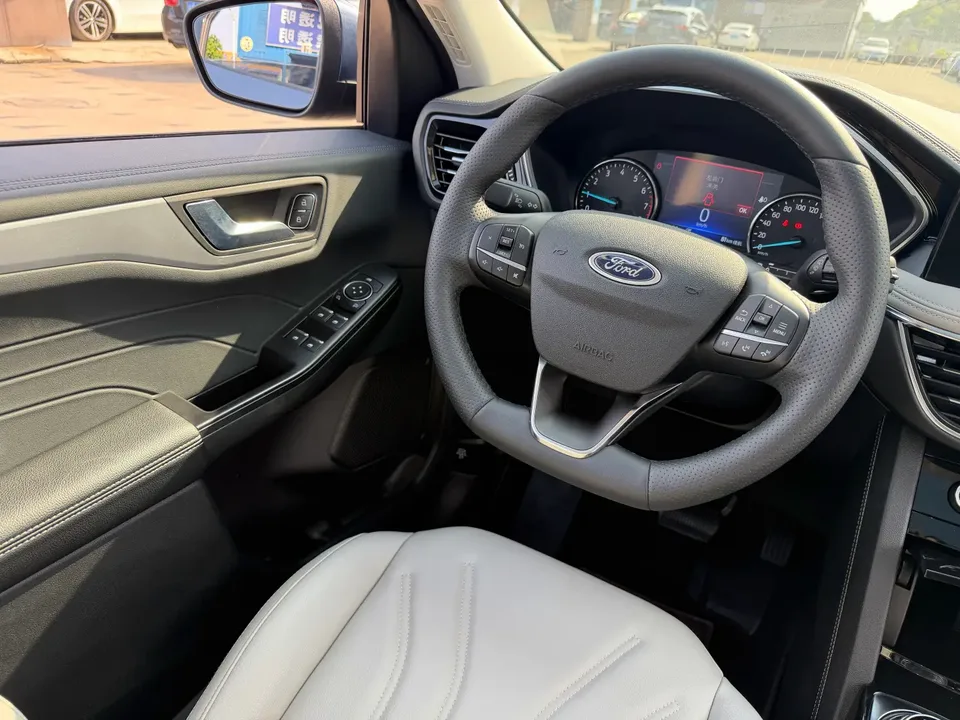 Ford Escape EcoBoost 245 2WD Leisure Edition 2023 — миниатюра 4