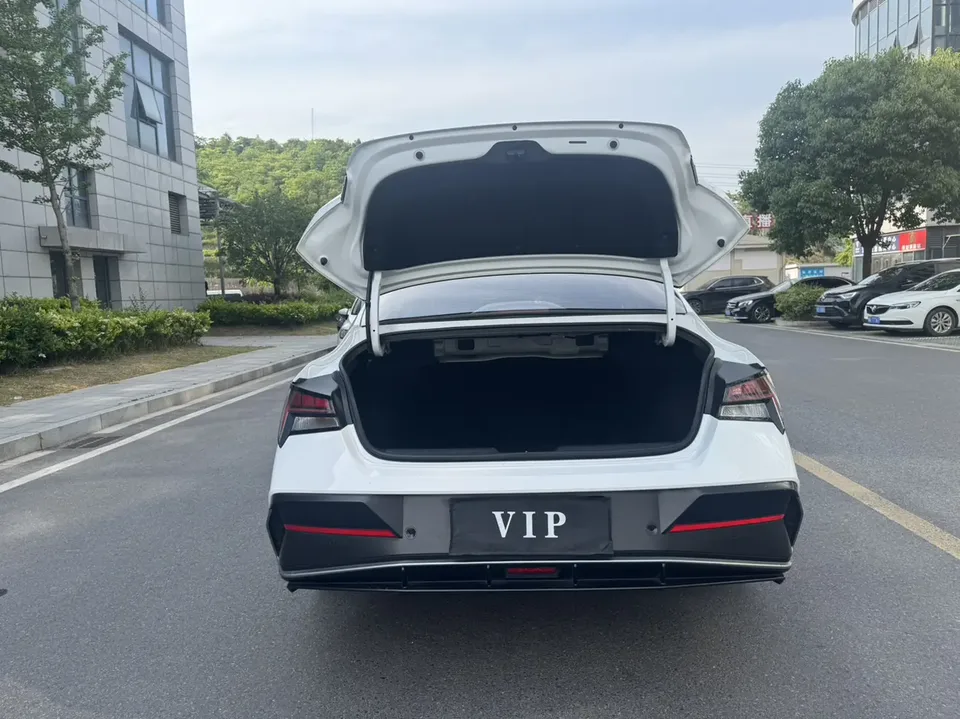 Hyundai Elantra Elantra 2023 1.5L CVT LUX Premium Edition 2025 — thumbnail 2