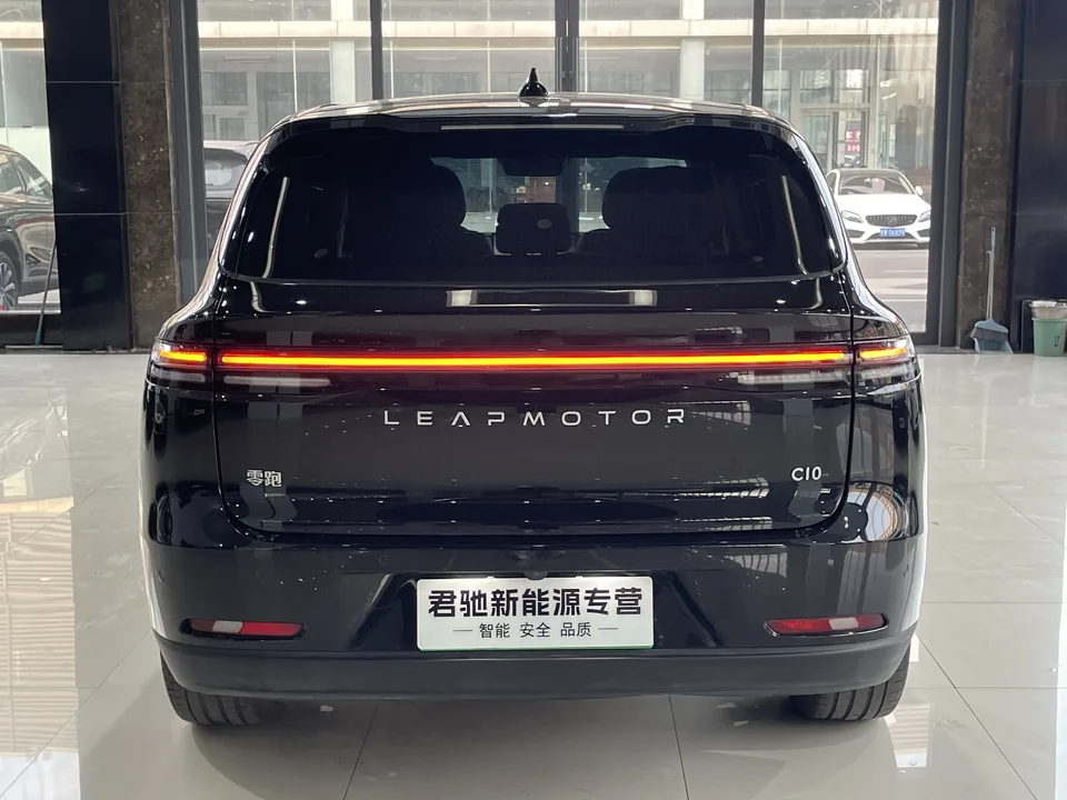 Leapmotor Zero running C10 Pure Electric 530 Smart Edition 2025 — миниатюра 2
