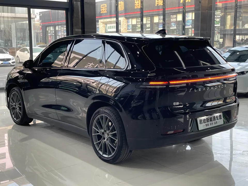 Leapmotor Zero running C10 Pure Electric 530 Smart Edition 2025 — миниатюра 4