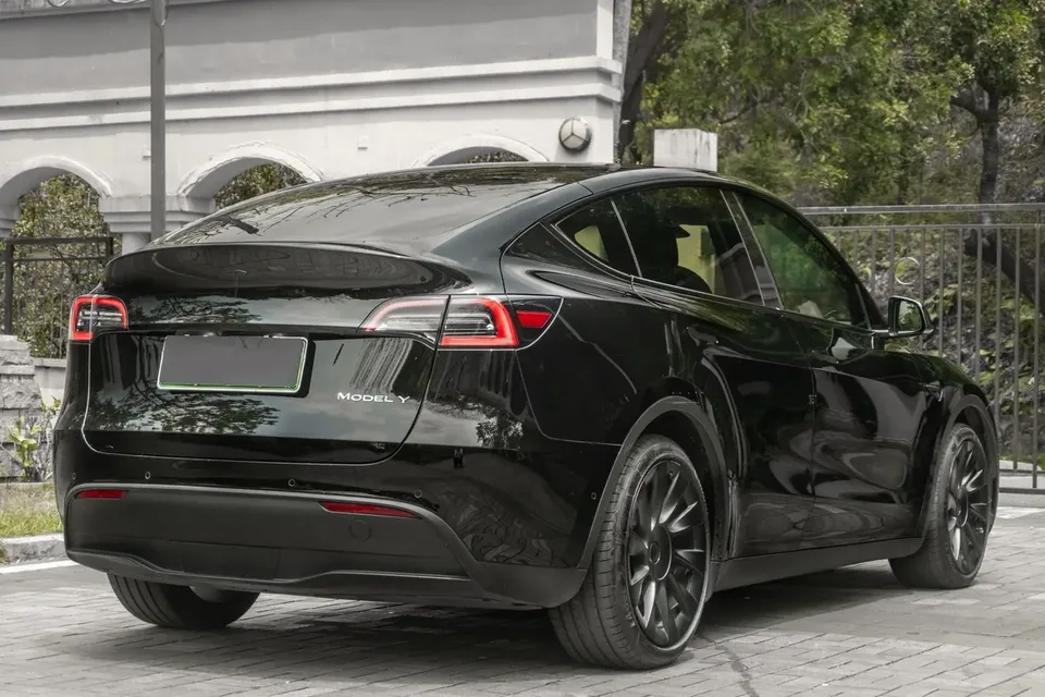 Tesla Model Y standard range rear-wheel drive version 2022 — миниатюра 2