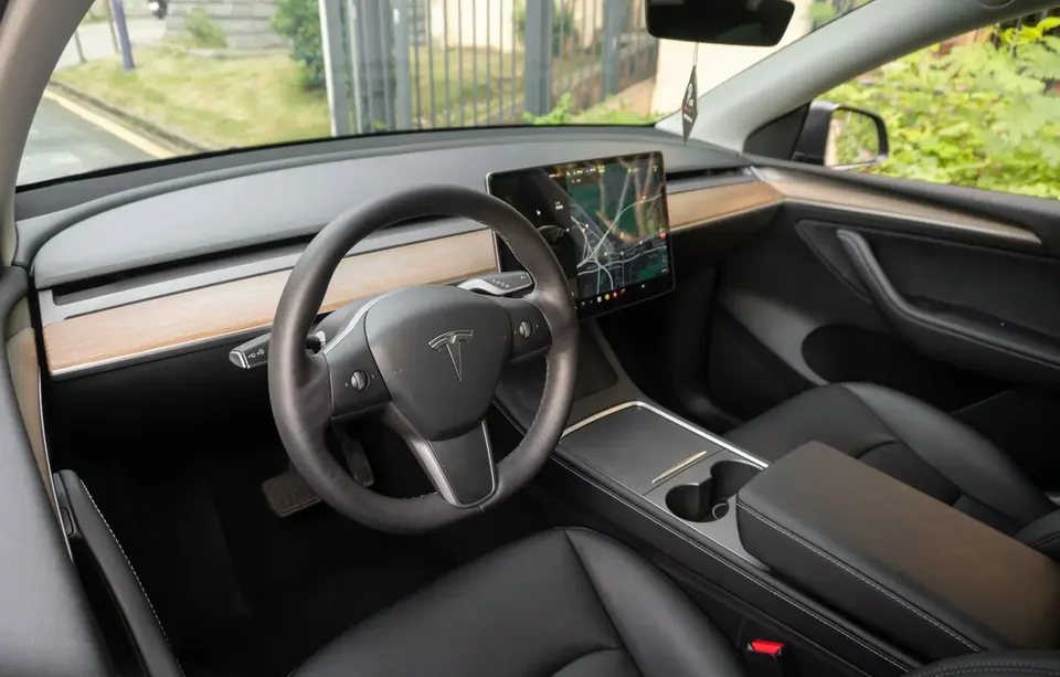 Tesla Model Y standard range rear-wheel drive version 2022 — миниатюра 3