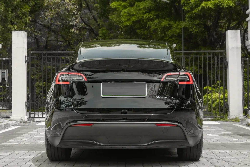 Tesla Model Y standard range rear-wheel drive version 2022 — миниатюра 4