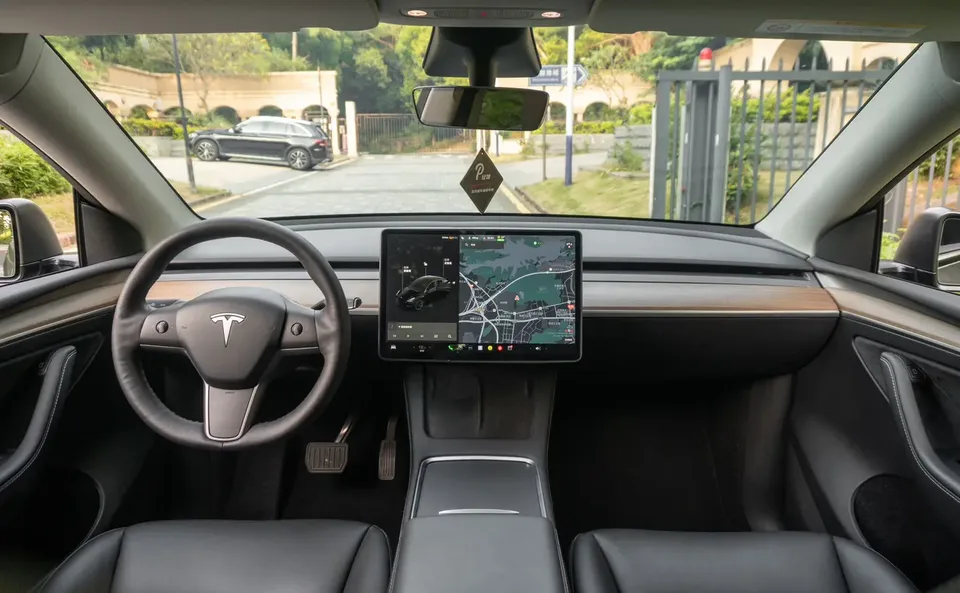 Tesla Model Y standard range rear-wheel drive version 2022 — миниатюра 5