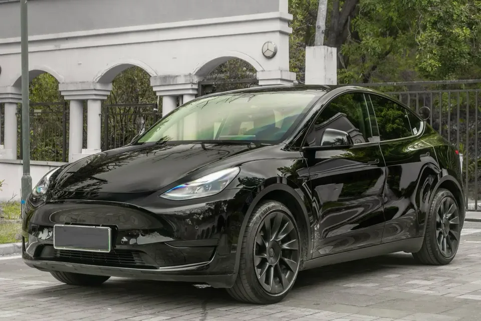Tesla Model Y standard range rear-wheel drive version 2022 — фото 1, купить с доставкой в Москву
