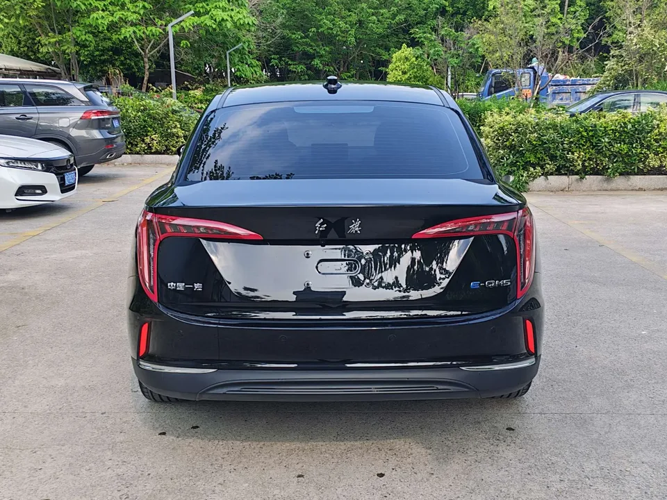 Hongqi E-QM5 charging 431km enjoyment version 5 seats 2022 — миниатюра 2