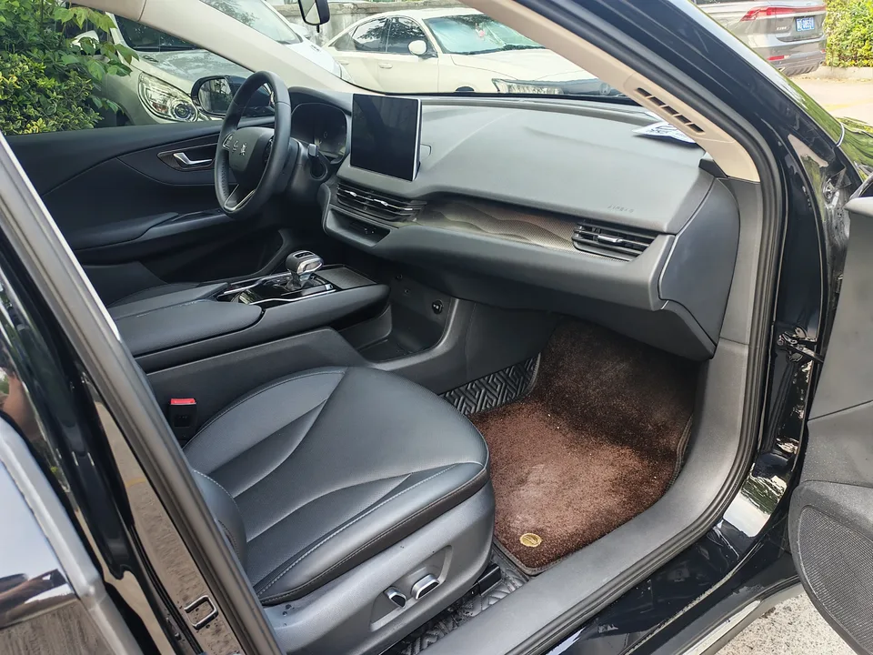 Hongqi E-QM5 charging 431km enjoyment version 5 seats 2022 — миниатюра 5