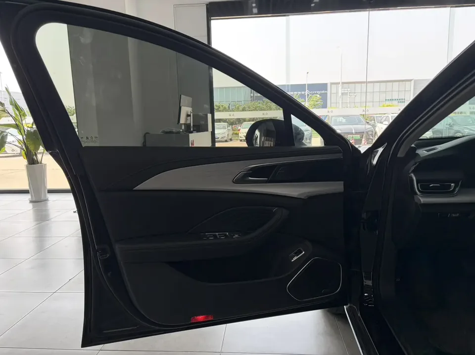 Hongqi H5 Hongqi H5 2025 1.5T DCT Flagship 500,000th Commemorative Edition 2025 — миниатюра 5