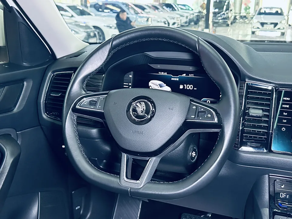 Skoda Kodiaq TSI330 7-seat two-wheel drive luxury premium version 2022 — миниатюра 4