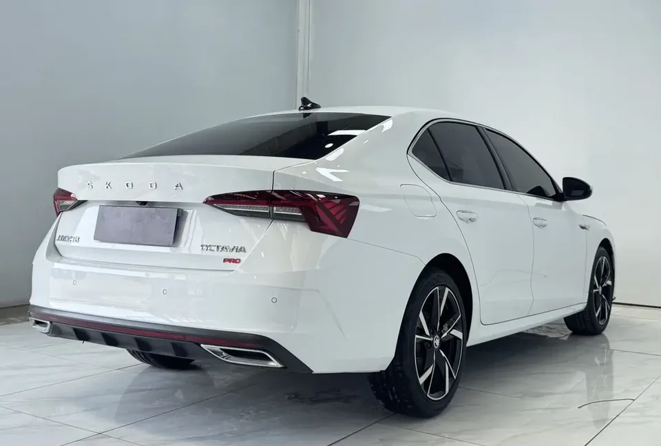 Skoda Octavia facelift PRO TSI280 DSG exclusive version 2023 — миниатюра 2