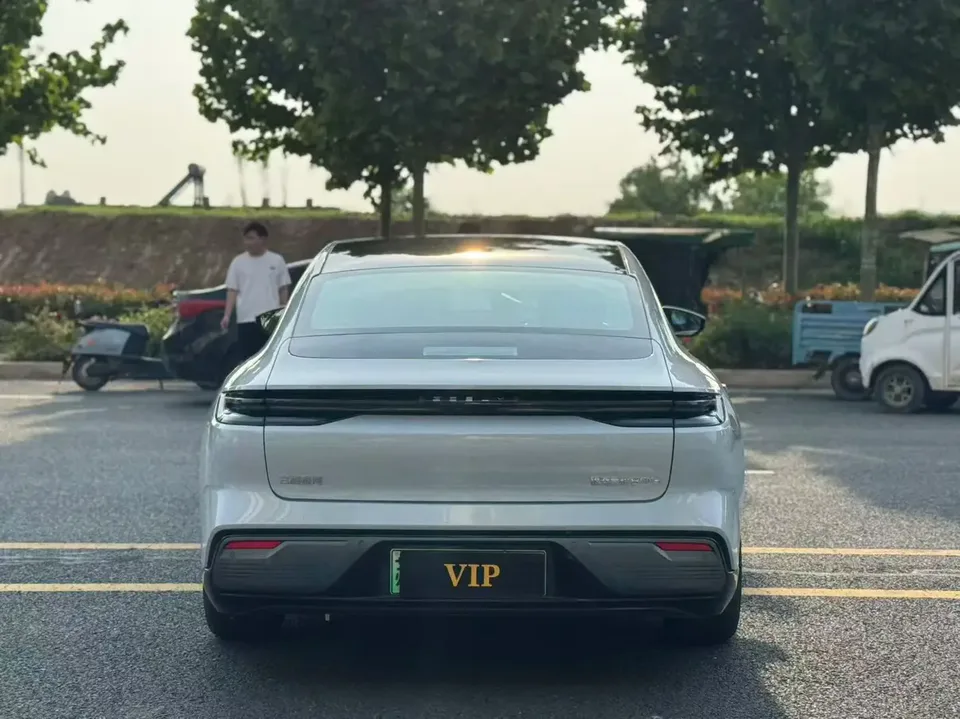 Geely Galaxy Star 8 PHEV 130km EM-i Premium Edition 2025 — миниатюра 2